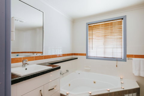 Apple Blossom Cottages - Tourism Noosa 9