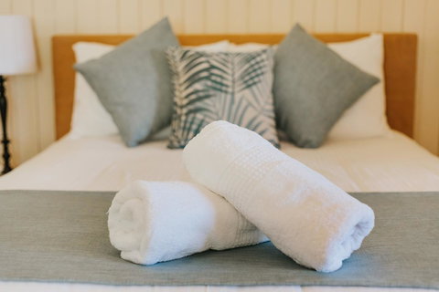 Apple Blossom Cottages - Tourism Noosa 12