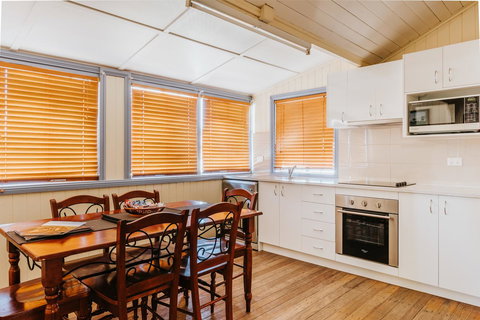 Apple Blossom Cottages - Tourism Noosa 7