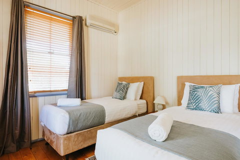 Apple Blossom Cottages - Tourism Noosa 11