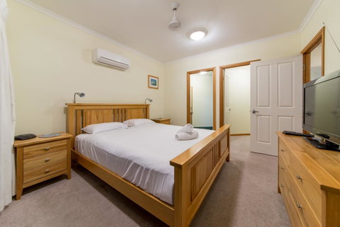 Paradise Penthouse At Waves - Airlie Beach - Tourism Noosa 12