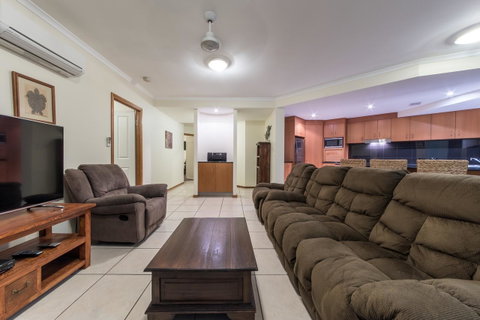 Paradise Penthouse At Waves - Airlie Beach - Tourism Noosa 8