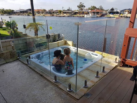 Waterside Resort Style - Tourism Noosa 3
