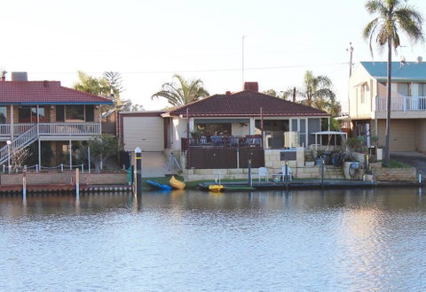 Waterside Resort Style - Tourism Noosa 2