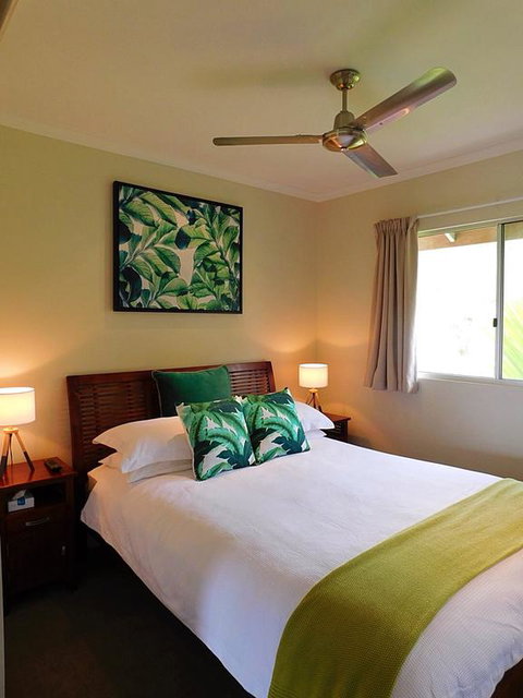 Watersons At Airlie Central Apartments - Tourism Noosa 3