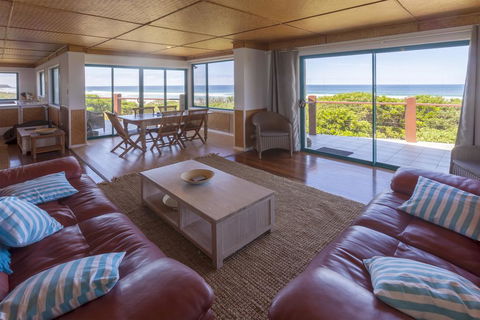 White Waves On The Beach - Tourism Noosa 3