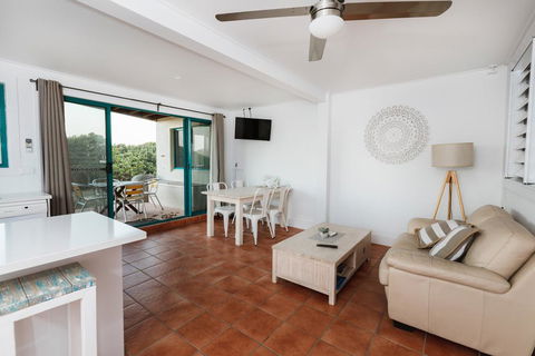 White Waves On The Beach - Tourism Noosa 1