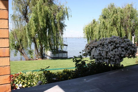 Willow Island - Waterfront - Tourism Noosa 1