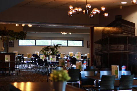 Windsor Castle Hotel - Tourism Noosa 2