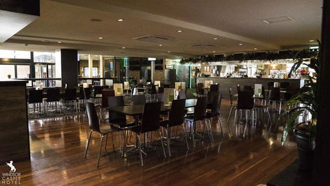 Windsor Castle Hotel - Tourism Noosa 0