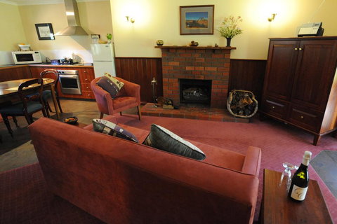 Wintarni Olives Cottage - Tourism Noosa 0