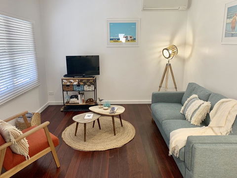 Yaringa Cottage...by The Sea - Tourism Noosa 3