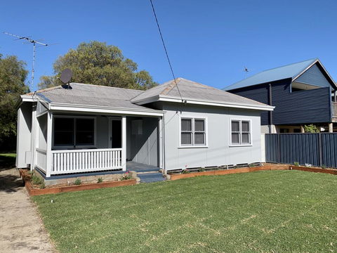 Yaringa Cottage...by The Sea - Tourism Noosa 1
