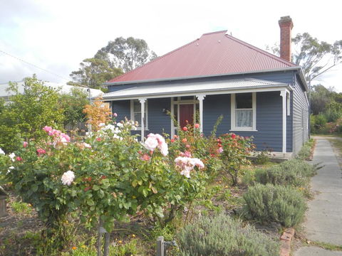 Yarram Cottage: Art And Accommodation - Tourism Noosa 0