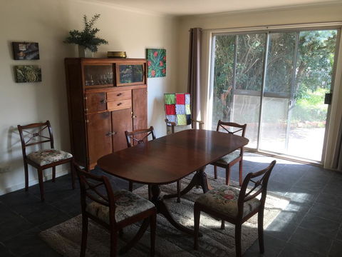 Yarram Cottage: Art And Accommodation - Tourism Noosa 3