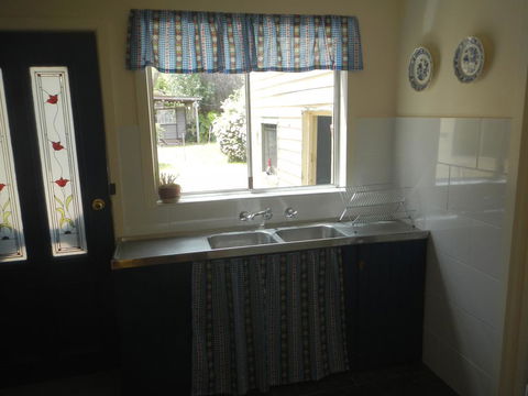 Yarram Cottage: Art And Accommodation - Tourism Noosa 2