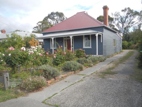 Yarram Cottage: Art And Accommodation - Tourism Noosa 1