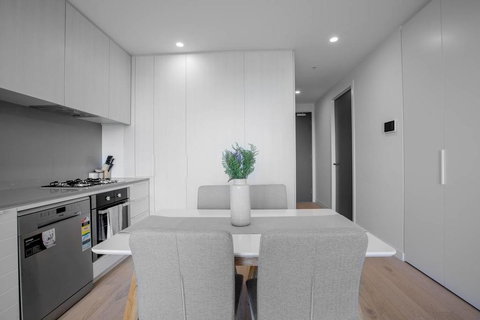 Grey Style, Simple And Cozy Apt@Parkville+Carpark - Tourism Noosa 1