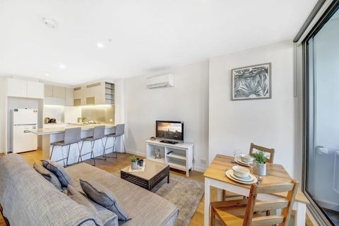A Chic 2BR Apt Near Southern Cross City Views - Tourism Noosa 0