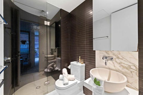 A Chic & Comfy 2BR Apt Near Federation Square - Tourism Noosa 3