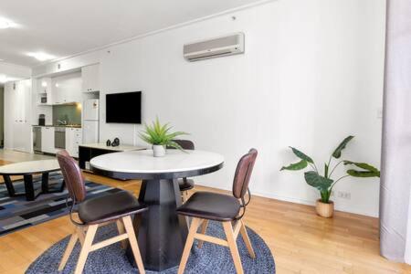 A Comfy Studio For 5 Next To Darling Harbour - Tourism Noosa 2