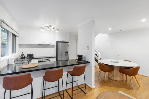 A Home Away From Home In Geelong - Tourism Noosa 1