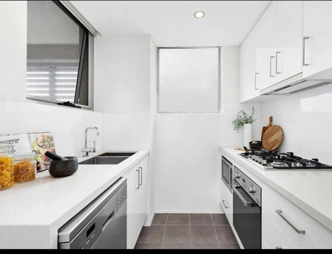 A Private Room - 1 Train Stop To Chatswood CBD - Tourism Noosa 0