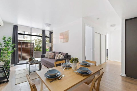 A Spacious 2BR Apt With A Courtyard & FREE Parking - Tourism Noosa 0