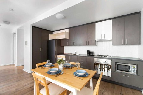 A Spacious 2BR Apt With A Courtyard & FREE Parking - Tourism Noosa 3