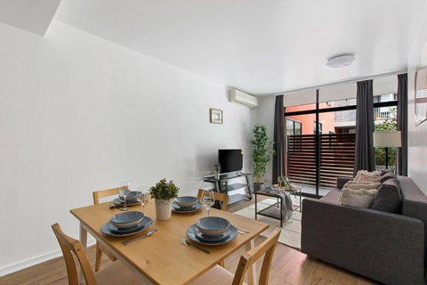 A Spacious 2BR Apt With A Courtyard & FREE Parking - Tourism Noosa 4