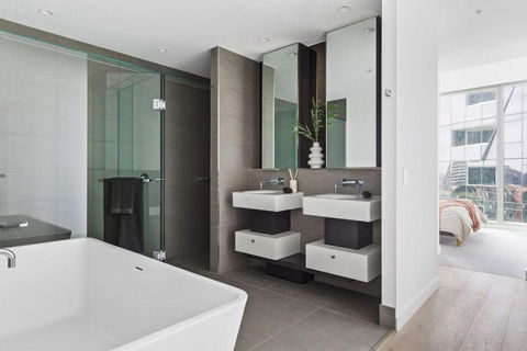 A Stylish 3BR Apt With Harbour Views FREE Parking - Tourism Noosa 2