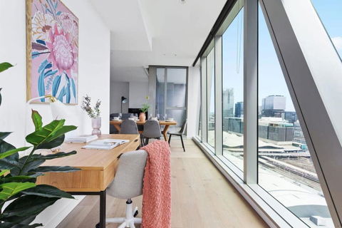 A Stylish 3BR Apt With Harbour Views FREE Parking - Tourism Noosa 4