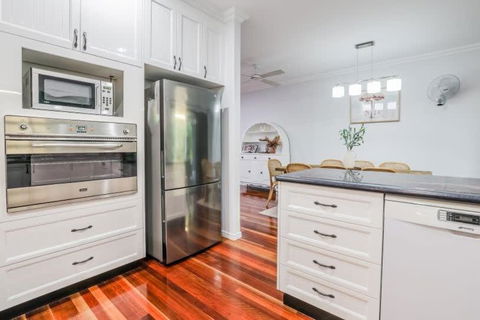 Agnes Bliss - Stunning, Centrally Located Four-Bedroom Beach House - Tourism Noosa 4