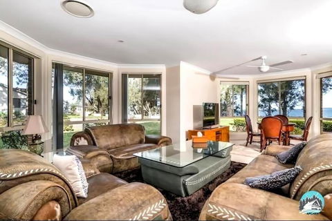 Aircabin - Tuggerawong - Lake Front - 9 Beds House - Tourism Noosa 3