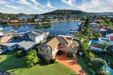 Aircabin - Woy Woy - Water Front - 6 Beds Lux Home - Tourism Noosa 3