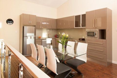 Albany Waves - Tourism Noosa 0