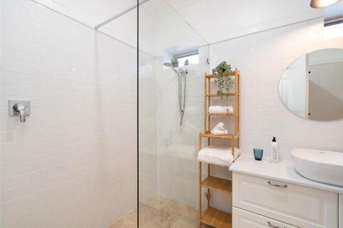 Alderwood Cottage - Cottage W Gorgeous Dam Views! - Tourism Noosa 3