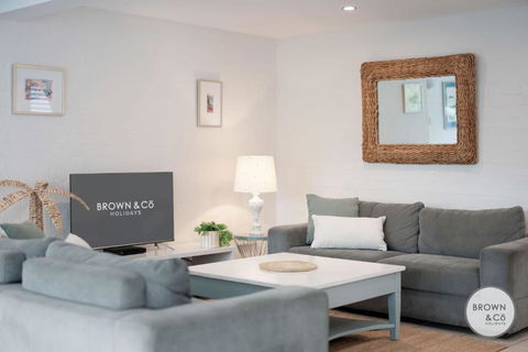 Alice Bayona 7 - Little Cove - Tourism Noosa 3