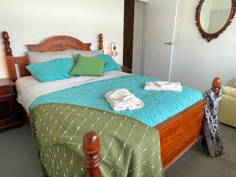 Aloha Adelaide - Tourism Noosa 0