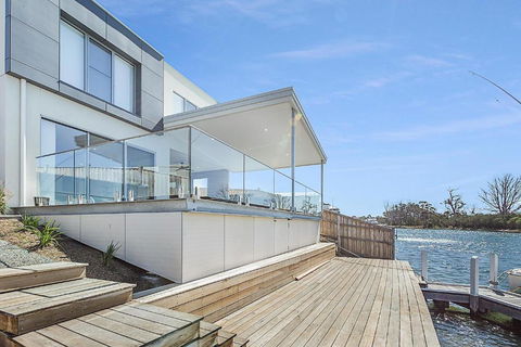 Anchored - Tourism Noosa 0