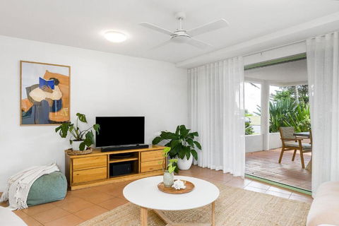Apartment 2 Surfside - Tourism Noosa 3