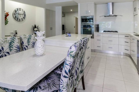 Aqua Aura - Bask In Beachfront Living - Tourism Noosa 4