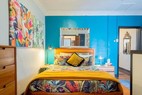 Art Deco Retreat, Shops & Cafes, Public Street Parking - Tourism Noosa 0