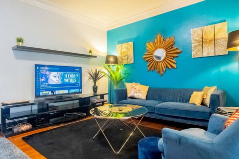 Art Deco Retreat, Shops & Cafes, Public Street Parking - Tourism Noosa 1