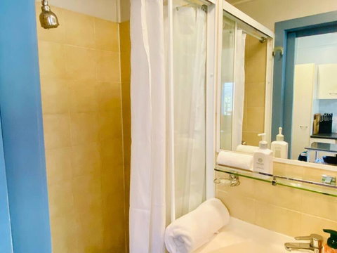 Art Deco Retreat, Shops & Cafes, Public Street Parking - Tourism Noosa 2