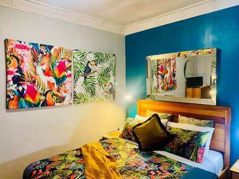 Art Deco Retreat, Shops & Cafes, Public Street Parking - Tourism Noosa 3