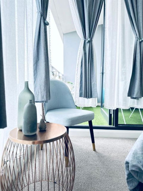 Artistic Sunroom In Granville - Tourism Noosa 3