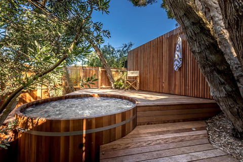 Aura Hot Tub Retreat - Unique Cedar Hot Tub Experience, 650m To Tyrone Foreshore - Tourism Noosa 0