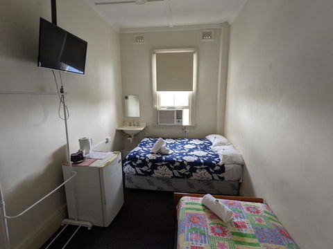 Australian Hotel - Tourism Noosa 2