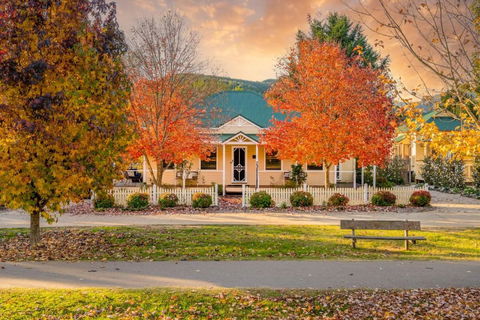 Autumn Beauty - Mountain View Cottage 3 - Tourism Noosa 0